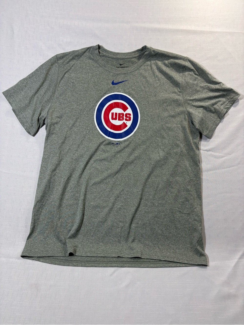 Nike Men’s Gray Chicago Cubs Logo Tee with Blue & Red Crest
